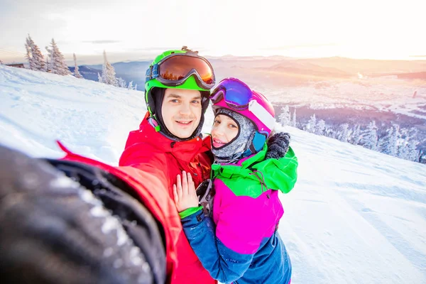 Amigos de equipo pareja amante hace foto selfie de sí misma con tablas de snowboard y esquís. Cámara de acción — Foto de Stock
