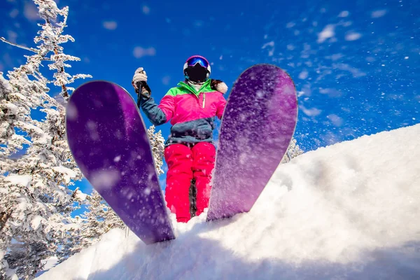 Kayakçı atlamaya hazırlanıyor, kayağın alt açısı, mavi gökyüzü kış ormanı. — Stok fotoğraf