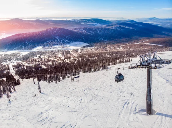 Ośrodek narciarski regionu Sheregesh Kemerovo zimą, krajobraz górski i hotelowy, widok z góry — Zdjęcie stockowe