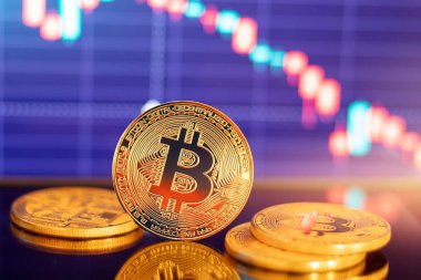Altın Bitcoin kripto para birimi şafak çizelgesinin arka planında değer kaybı