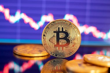 Kırmızı mum şeması arkaplanında altın Bitcoin kripto para birimi