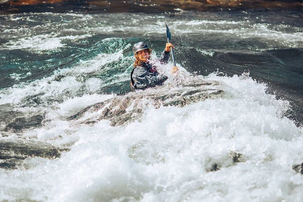 A kajakos fickó a hegyi folyón hajózik. Fehérvízi kajakozás, extrém sportrafting — Stock Fotó
