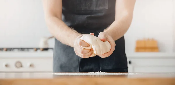 Banner Férfi pék készíti tészta kézzel sütéshez kenyér, fa asztal fehér háttér — Stock Fotó