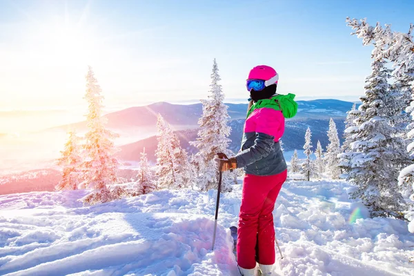 Skifahrer beim Skifahren im Hochgebirgswinterwald — Stockfoto