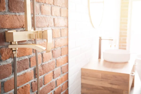 Modernes Duschsystem Kupferfarbe für Badezimmer im Loft-Stil, Ziegelwand. Sonnenlichtfenster — Stockfoto