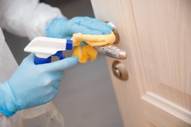 Evin dezenfeksiyon ve temizlik kapı kolları. Biyokimyasal kıyafetli mikroplar ve virüs enfeksiyonundan. Coronavirus koruma kavramı