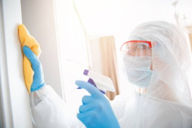 Dezenfeksiyon ve biyokimyasal giysi içindeki mikroplarla enfeksiyondan korunmak için temizlik. Coronavirus koruma kavramı
