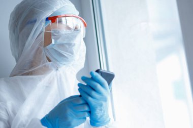 Yorgun görünüyorsun doktor kadın pencereden dışarı bakıyor uykusuz geceler karantina koronavirüs hastanesinde çalışıyor