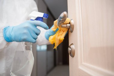Coronavirüs ve bakteriden apartman binalarının dezenfeksiyonunu işlerken, temizlik şirketi kapı kolu virüsünü temizliyor