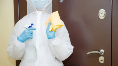 Virüs ve mikropları dezenfekte etmek ve temizlemek için yakın çekim spreyi. Coronavirus koruma kavramı
