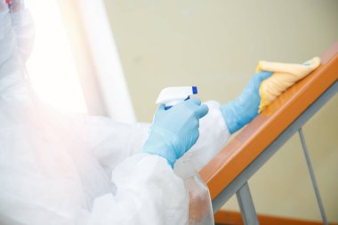 Coronavirüs dezenfeksiyonu. Tehlikeli maddeler kullanan insanlar apartmanın merdiven boşluğunu temizliyor.