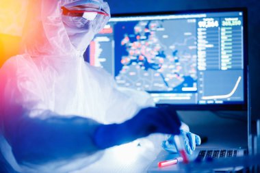 Çin 'de ve dünyada virüsten etkilenen insanların sayısı analiz ediliyor. Laboratuvarda solunum cihazına bağlı koruyucu kimyasal giysili bir doktor.