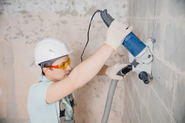 Építő munkás vágás elektromos hajsza beton fal forgalomba fűrész fúró gyémánt korona — Stock Fotó