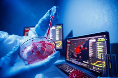 İşçi biyoloji laboratuvarı MERS-Cov Coronavirus 2019-NCoV virüsünün virüs modelini analiz ediyor. Mavi arkaplan