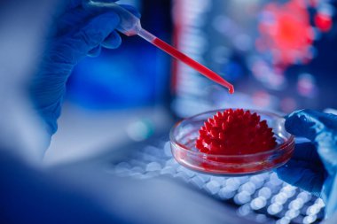 Eczane laboratuarında 2019 ncov Coronavirus aşısı üzerinde çalışan tıbbi biyomühendis. Mavi renk arkaplan