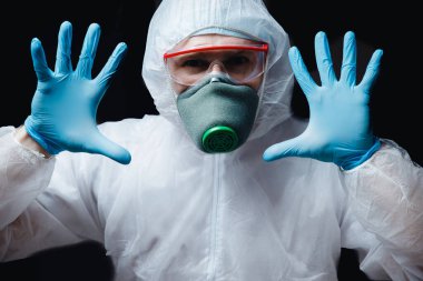Beyaz hazmat koruyucu gözlüklü sıhhiyeci salgını durdurdu. Çin 'in yeni Wuhan virüsü 2019-ncov
