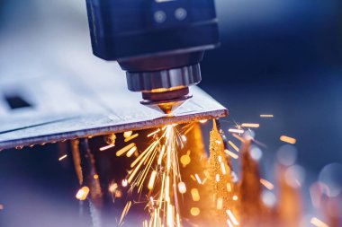 CNC lazer makinesi metali ışık kıvılcımıyla kesiyor. Teknoloji plazması endüstriyel, mavi çelik rengi