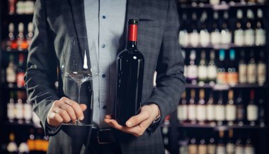 Sommelier restoranda kırmızı şarap tatmaya hazırlanıyor.