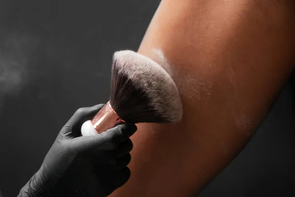 Make-up-Meisterin trägt im Salon Puder auf die Haut einer Frau nach der Prozedur auf — Stockfoto