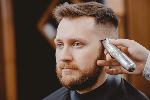 理发师在理发店理发.理发师用电动剃须刀做造型 — 图库照片