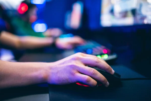 Sala de estudio profesional de videojuegos cibernéticos con sillón de computadora personal, teclado para flujo en fondo borroso de color neón. Enfoque suave —  Fotos de Stock