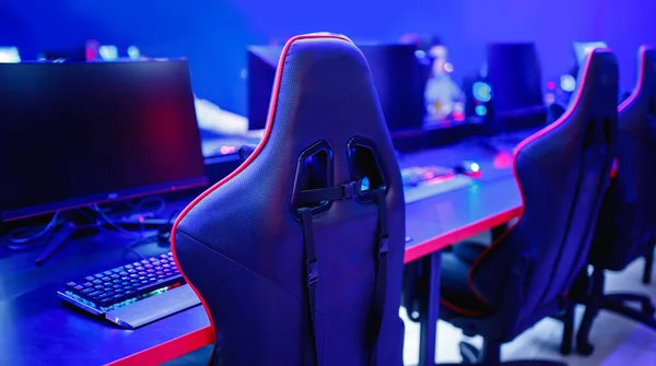 Professionelle Ort Streamer Videospieler Raum mit Computer. Cyber-Sport-Meisterschaft Neonlicht — Stockfoto