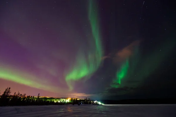 Kolorowe zielone fioletowe żywe Aurora Borealis Polaris, zorza polarna na nocnym niebie. Koncepcja podróży ludzi — Zdjęcie stockowe