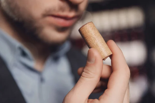 Odeur de bouchon de vin dans les mains du sommelier, échantillon boisson vieillissante — Photo