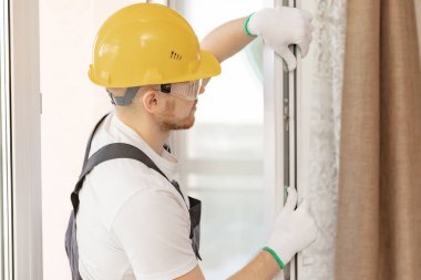 Plastik upvc pencereye lastik mühürler yerleştirme işçisi
