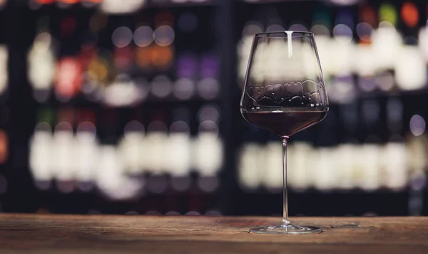 Бокал красного вина на деревянном барной стойке в ресторане, пространство для копирования — стоковое фото