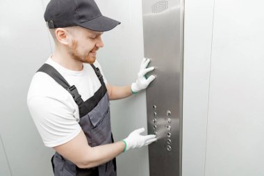Asansör tamircisi tamirat ya da düzenleme mekanizması