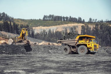 Açık maden endüstrisi. Kömür için sarı maden kamyonu kazıcı yüklerine taşınıyor