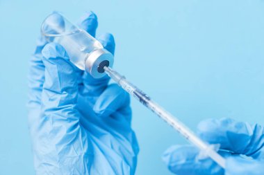 Doktor eli şırınga ve aşı korona virüsü tutuyor. Çin 'de insanlara hastalık enjekte etme kavramı