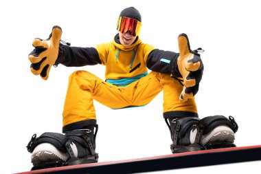 Snowboard sporu yapan bir snowboard sporcusu. İzole edilmiş beyaz arka plan, alt manzara.
