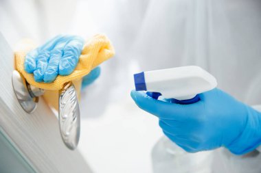 Evin dezenfeksiyon ve temizlik kapı kolları. Biyokimyasal kıyafetli mikroplar ve virüs enfeksiyonundan. Coronavirus koruma kavramı