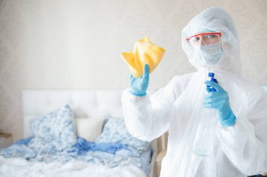 Temizlik servisi otel odasını koronavirüs ve mikroplardan arındırıyor. Virüslere karşı antiseptik kavramı