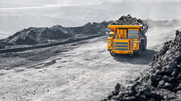 Tagebau-Industrie, großer gelber Bergbau-LKW für Kohle Anthrazit — Stockfoto