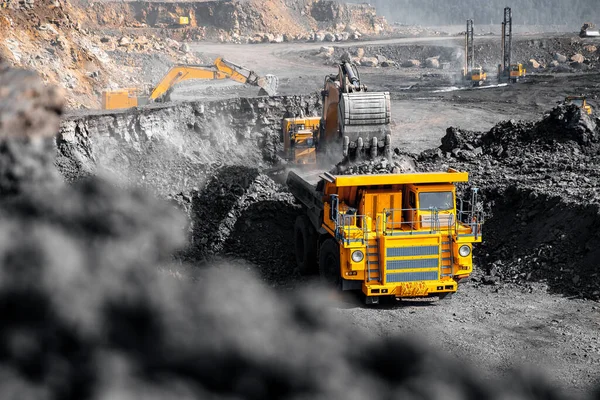Indústria de minas a céu aberto. Carga do trabalho da escavadeira do carvão no caminhão de mineração amarelo — Fotografia de Stock