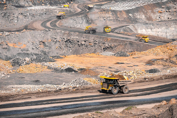 Перевозка золоторудной руды на большие желтые карьеры.