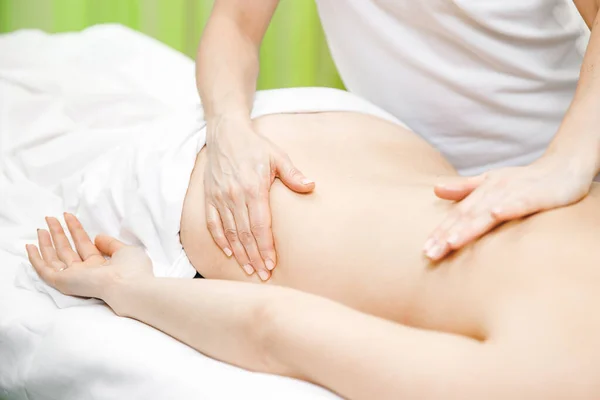 Detail hands of professional massage therapist treats back athlete — Stock Photo, Image