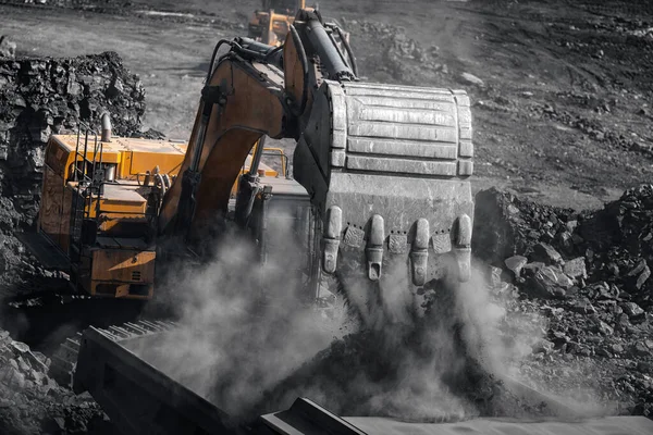 Industria minera a cielo abierto. Carga de trabajo de excavadoras de carbón en camión minero amarillo — Foto de Stock