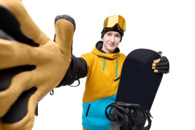 Snowboard sporu yapan bir snowboardcu izole edilmiş beyaz arka planda selfie çekiyor.