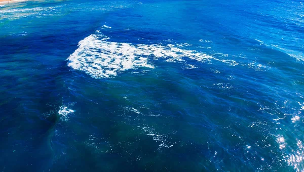 Grandes olas azules oscuras para surfear en el océano profundo, vista aérea — Foto de Stock