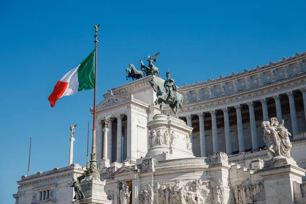 意大利罗马威尼斯广场维托里奥 · 伊曼纽尔纪念碑，蓝天 — 图库照片