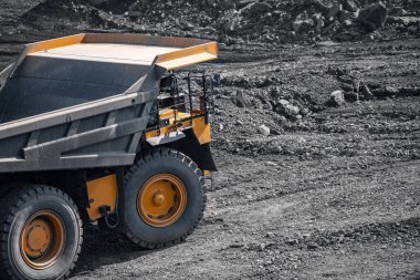 Kömür taşımak için büyük sarı maden kamyonu. Açık maden endüstrisi