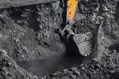 Sarı kazıcı dünyanın bağırsaklarından kömür çıkarıyor. Açık maden endüstrisi