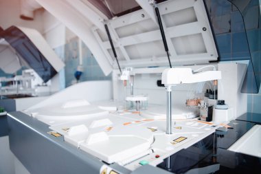 Otomatik robot mikrobiyolog virüsler için kan örneklerini analiz ediyor. Aşı araştırması kavramı Coronavirus 2019-nCoV