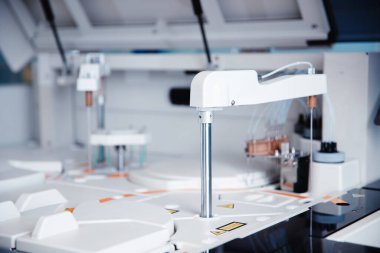 Otomatik robot mikrobiyolog virüsler için kan örneklerini analiz ediyor. Aşı araştırması kavramı Coronavirus 2019-nCoV