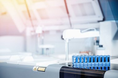 Otomatik robot mikrobiyolog virüsler için kan örneklerini analiz ediyor. Aşı araştırması kavramı Coronavirus 2019-nCoV