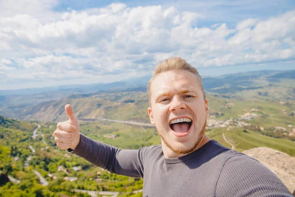 셀피 (selfie) 사진 여행자가 이탈리아나나 시에 있는 카스텔로 디 룸 바르 디아 (Castello di lombardia) 에서 웃고 있는 모습 — 스톡 사진